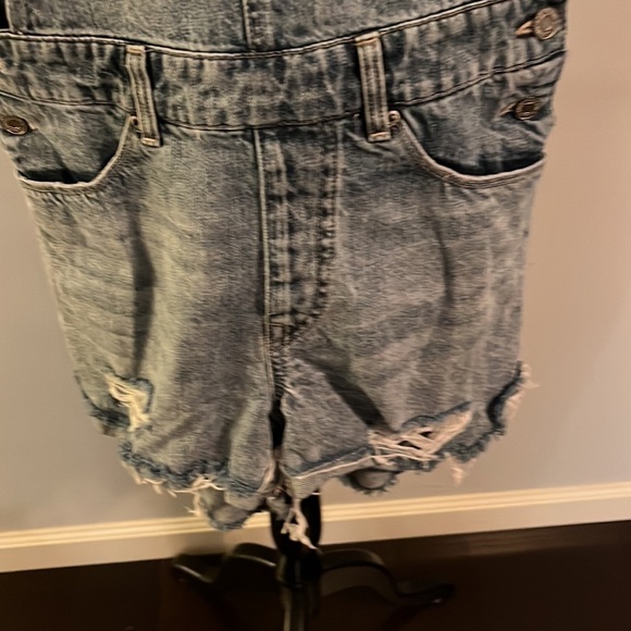 H&M distressed short overalls. Size 4 in great condition. - Picture 2 of 5